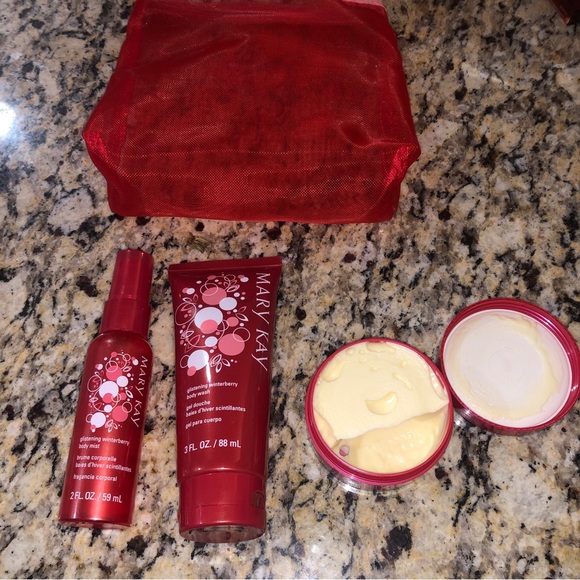 Mary Kay WINTERBERRY Bath Set - Picture 2 of 3